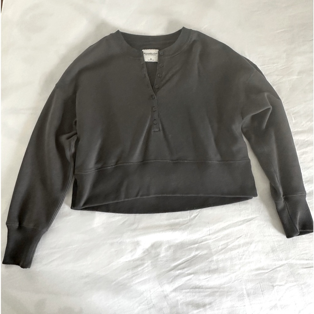 XS Abercrombie dark grey cropped Henley sweater